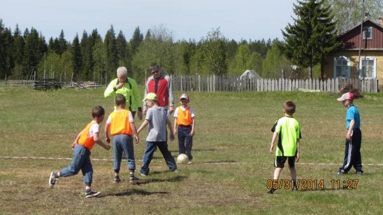 Футбол. Первая игра. 2:0.