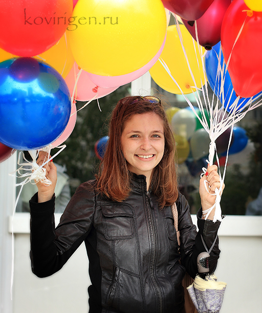 Украшенная машинка около роддома.