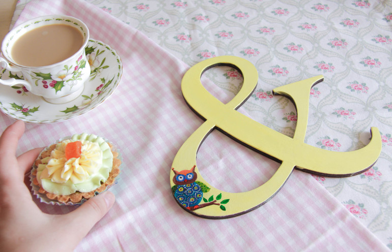 амперсанд для желтой свадьбы