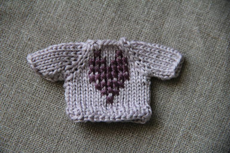 миниатюрные свитерочки "СЕРДЕЧКИ"....