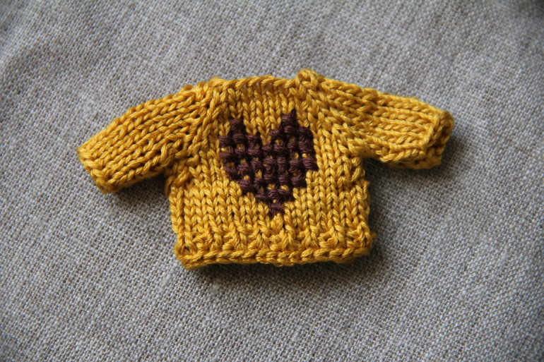 миниатюрные свитерочки "СЕРДЕЧКИ"....