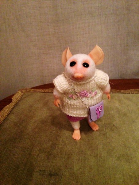 миниатюрные вещи на мышке...