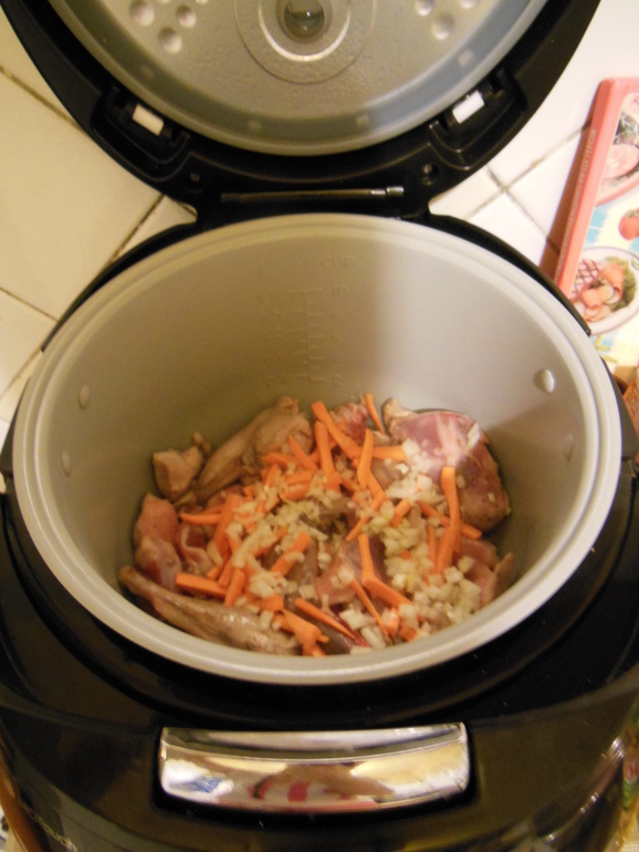 Продолжаю осваивать мультиварку. Плов и кекс.