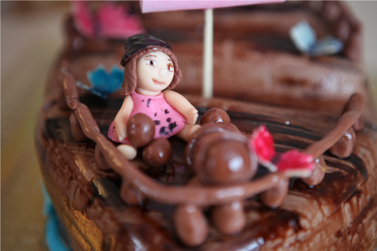 Пиратский корабль с девчонками.