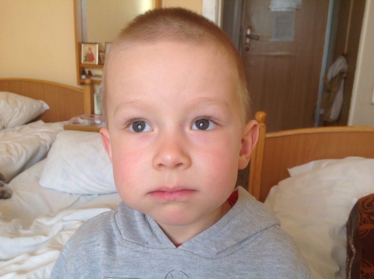 Первый леденец за щекой.