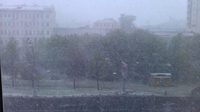 Май. Москва. Метель