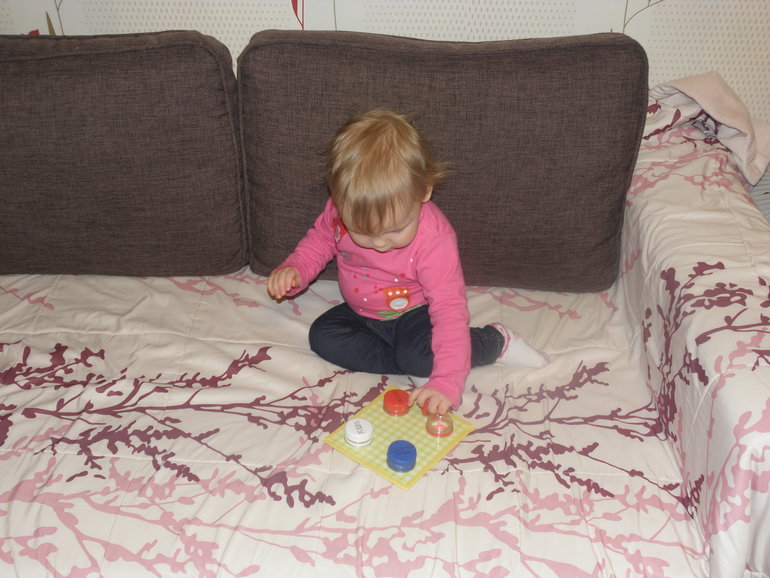 Игра с крышечками.