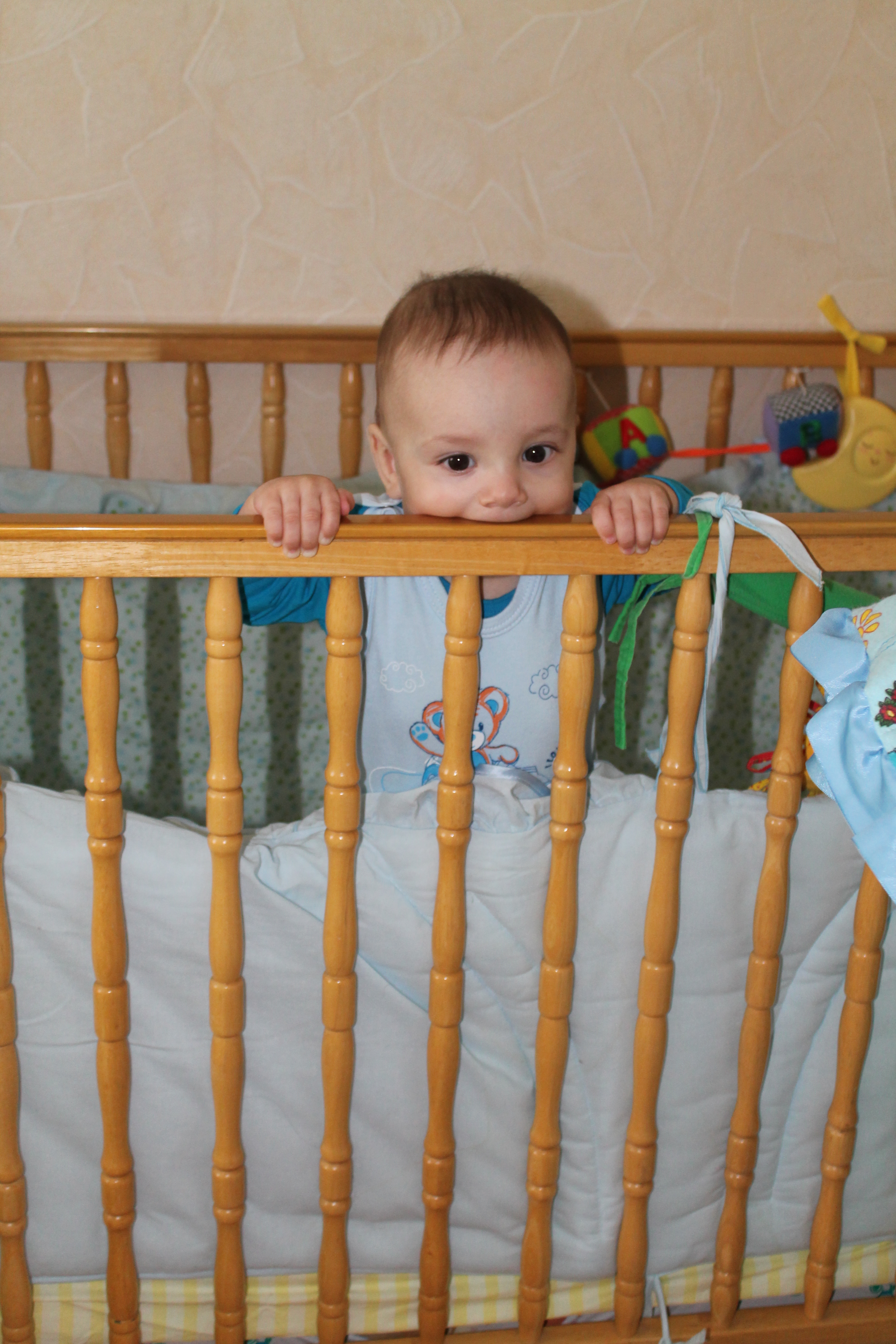 Начал вставать