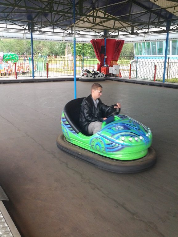 А мы впервые в жизни прокатились на каруселях!!!