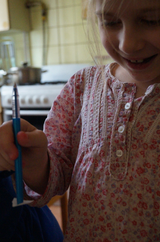 10 мая. Показать фокус с наэлектризованными бумажными фигурками