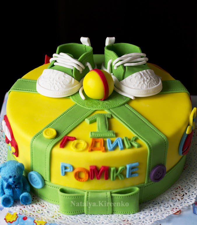 На годовасие с кроссовками