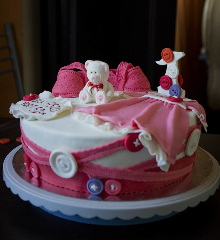 Розовый с пуговицами.