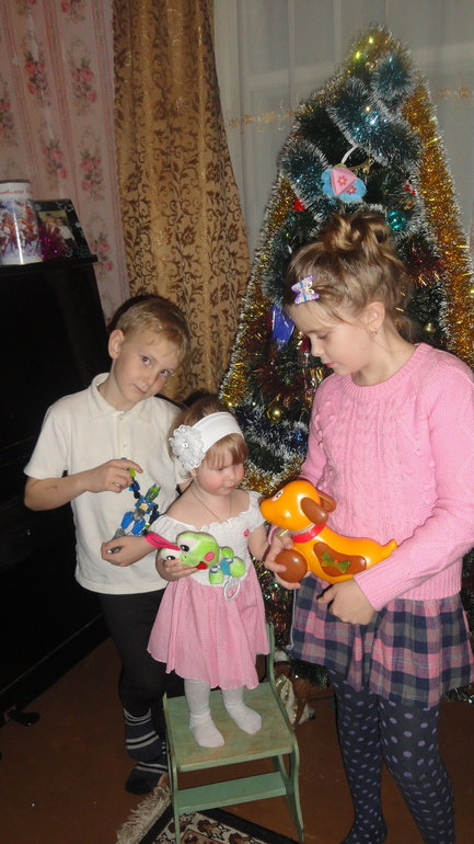 Спасибо нашей снегурочки за подарки под елку!