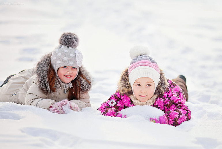 Катюша и Эвелина. ( это был последний день зимы со снегом.)
