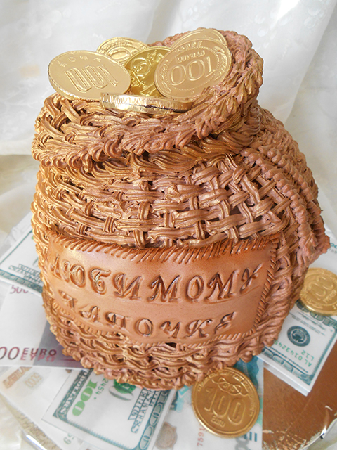 Кремовый мешочек с денюжкой. Вес 2 кг. Шоколад на кипятке, карамельный крем и орешки.