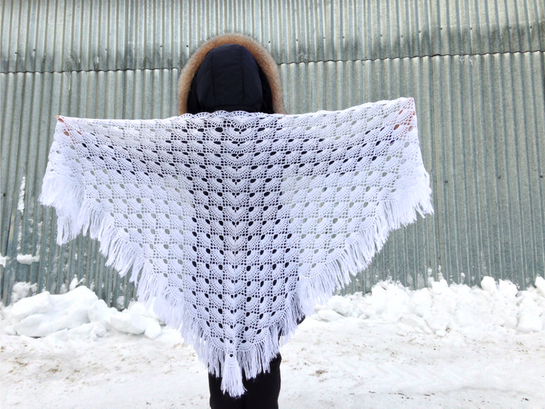 Шаль белая и изумрудная.