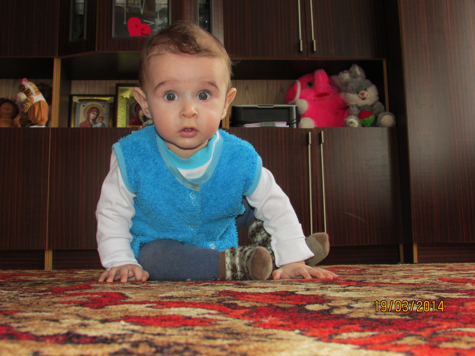 Прогулка во дворе...весна Мишенька 7 месяцев и 7  дней