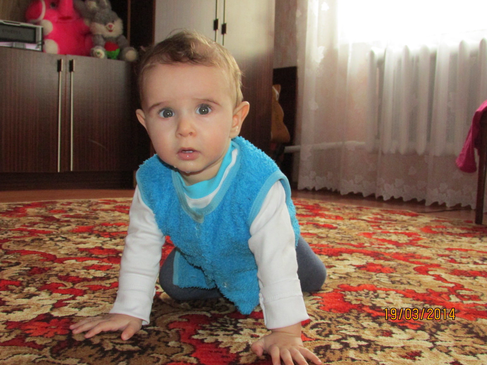 Прогулка во дворе...весна Мишенька 7 месяцев и 7  дней