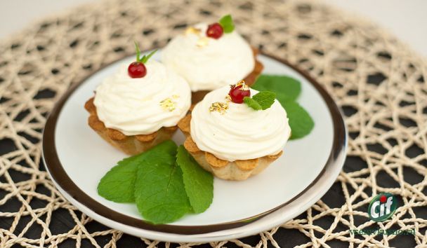 пристрою 27,и 28   корзиночки с меренгой и фруктами...