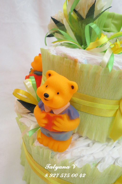 Яркий торт из памперсов