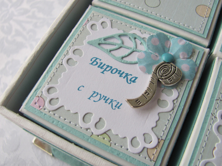 Большая коробочка с "мамиными сокровищами".