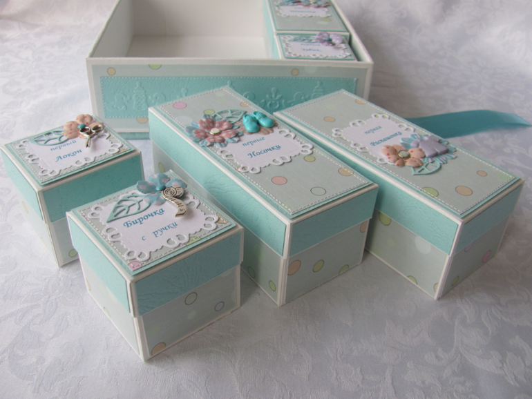 Большая коробочка с "мамиными сокровищами".