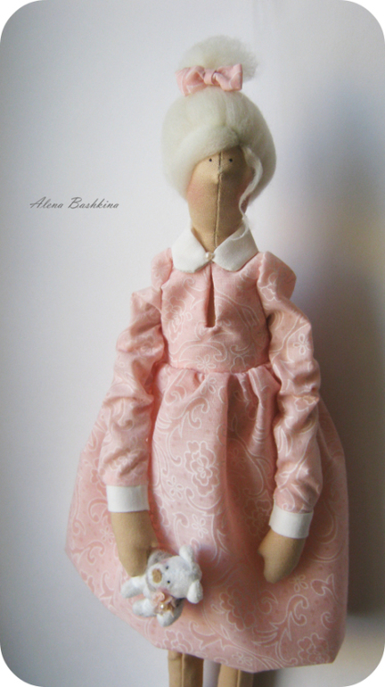 Тильда Бэкки с мишкой