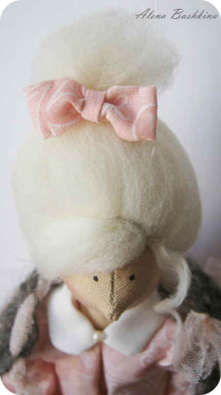 Тильда Бэкки с мишкой