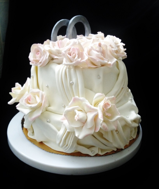 Свадебный в складках и с розами