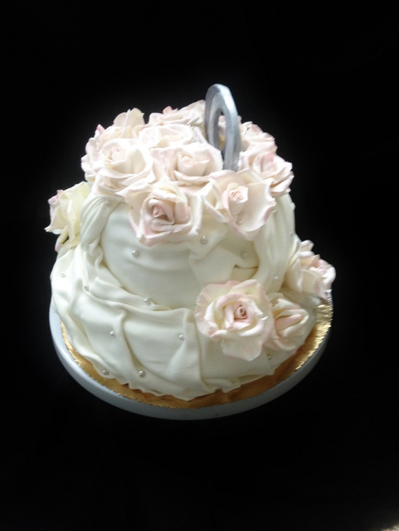 Свадебный в складках и с розами