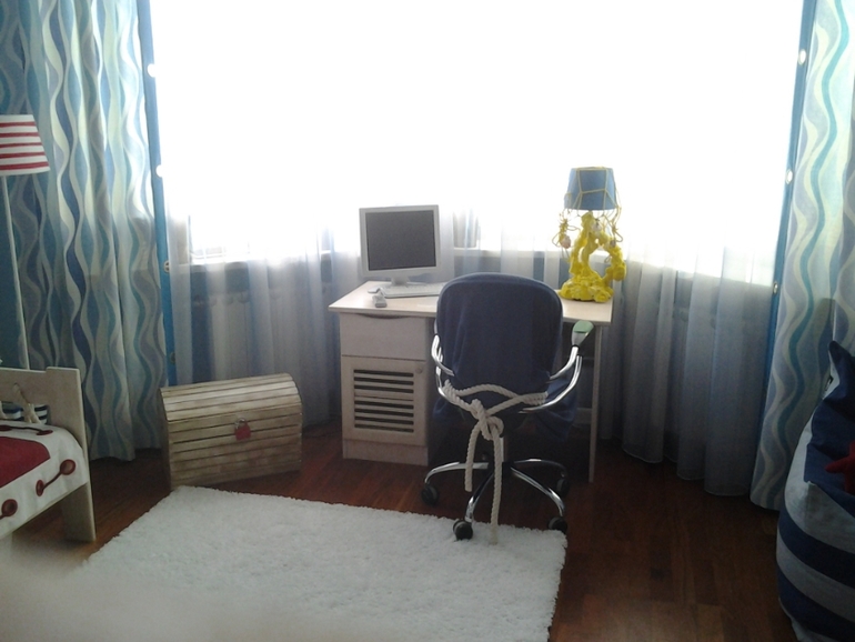 Подборка письменных столов и столиков из массива березы