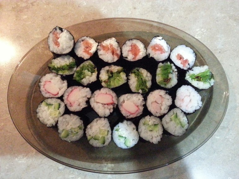 Наши первые роллы с помощью спец.машинки.