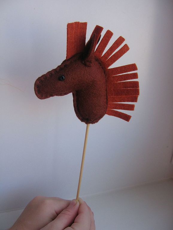 Лошадка на палочке