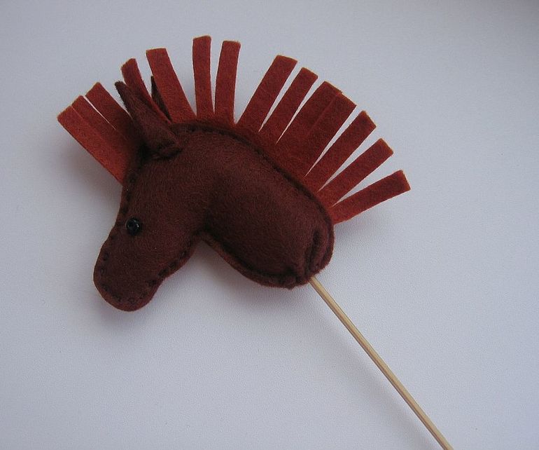 Лошадка на палочке