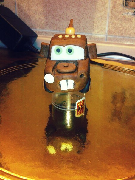 Мой талантливый муж и его Мэтр из Тачек для моего второго тортика! Горжусь мужулей!!!:)))