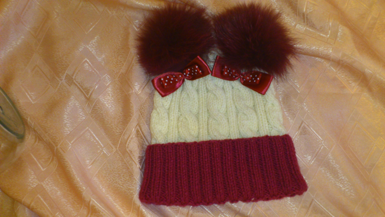 Шарф с пумпошками и бантиками