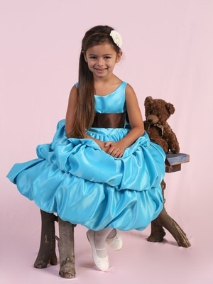 Пристраиваю платье.