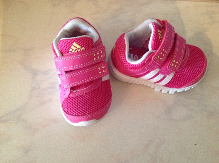кросовки ADIDAS р-р 19 цена 600