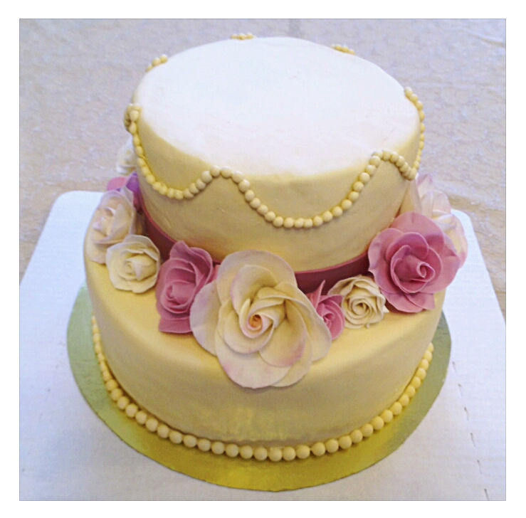 Свадебный,сверху будут стоять фигурки:)