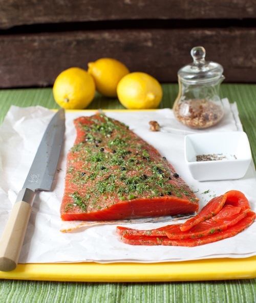 Засоленный лосось с соусом из укропа и горчицы