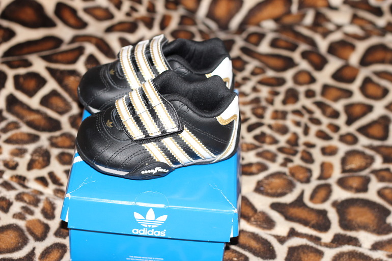 кроссовки Adidas 1000 руб