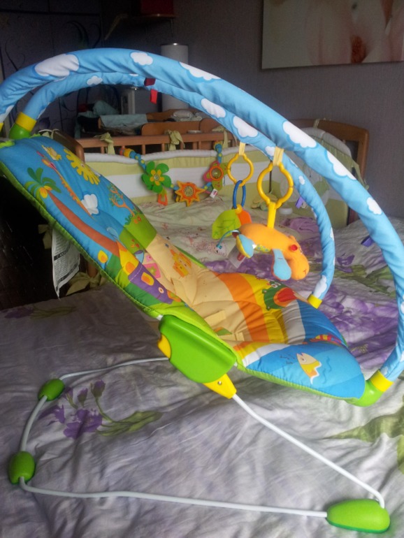 Шезлонг Tiny Love вибрирующий с дугами и игрушками 1200 руб.