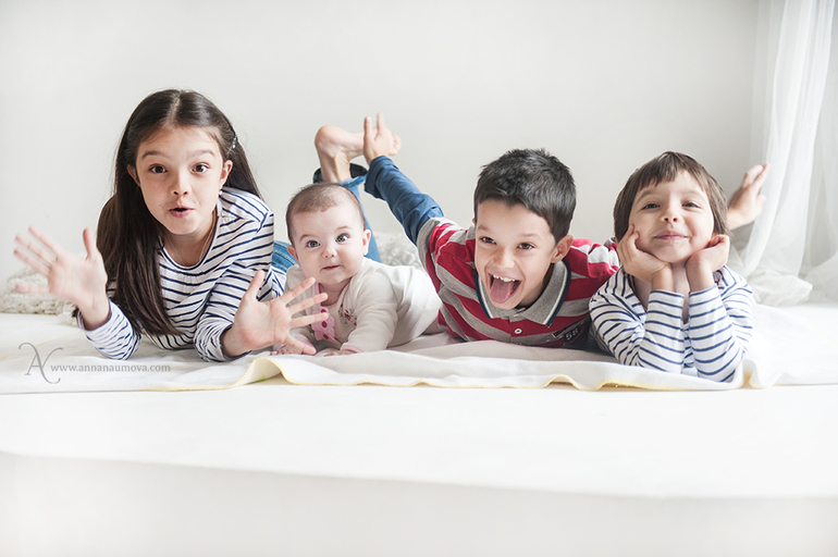 брат и три сестры)))