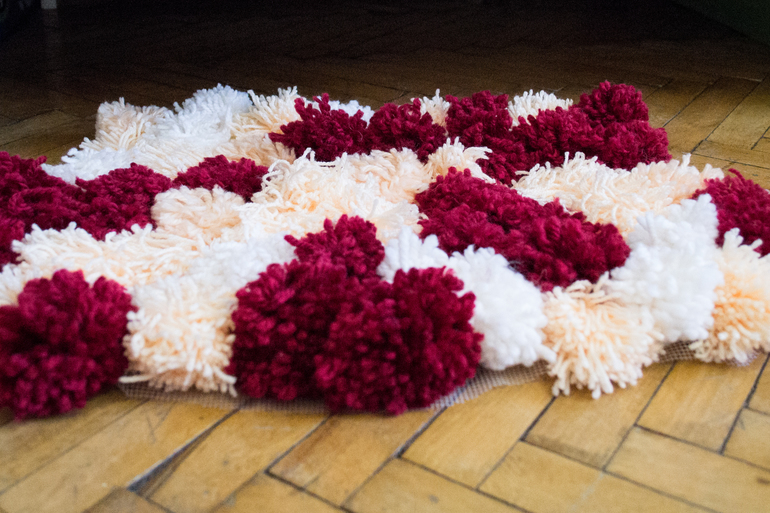 Коврик из помпонов