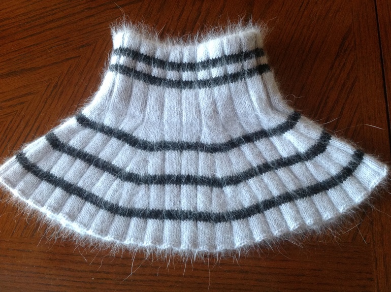 Зимние шапочки и манишки. Ручная работа.