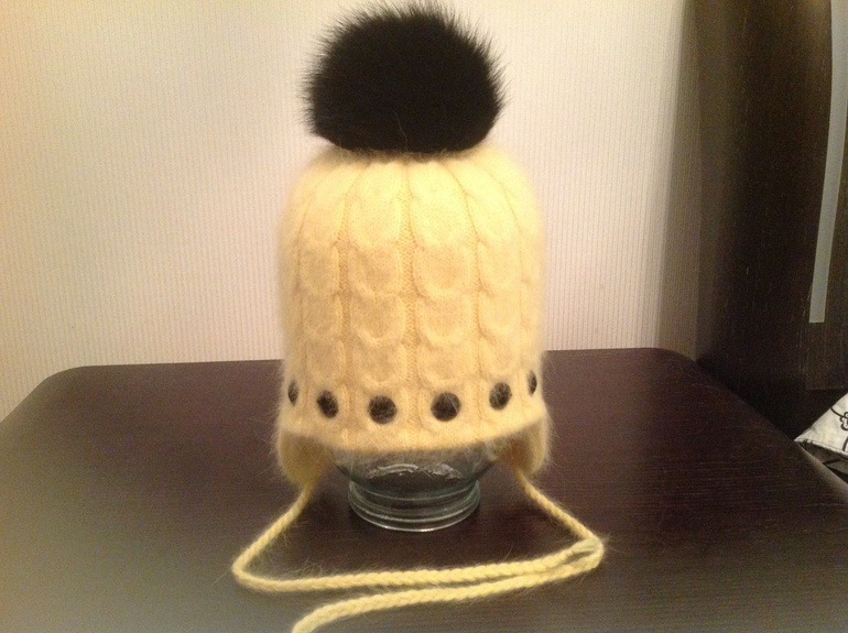 Зимние шапочки и манишки. Ручная работа.