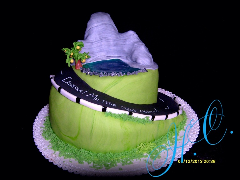 Горы и озеро.