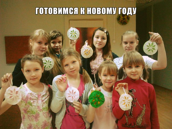 Новогодние игрушки, свечи и хлопушки)))