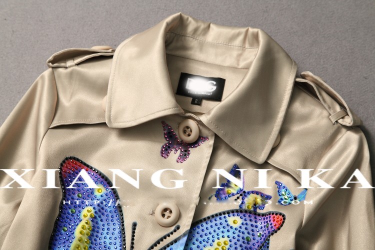 Очень красивый плащ D&G размер 46-48 (L) 6000 руб. (реплика)  Параметры: бюст 98 см., талия 90 см., рукав 60 см., плечо 40 см., длина 90 см.