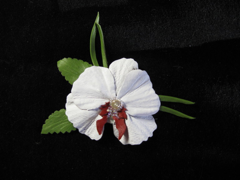 Брошь орхидея из кожи, размер примерно 7х7 см.